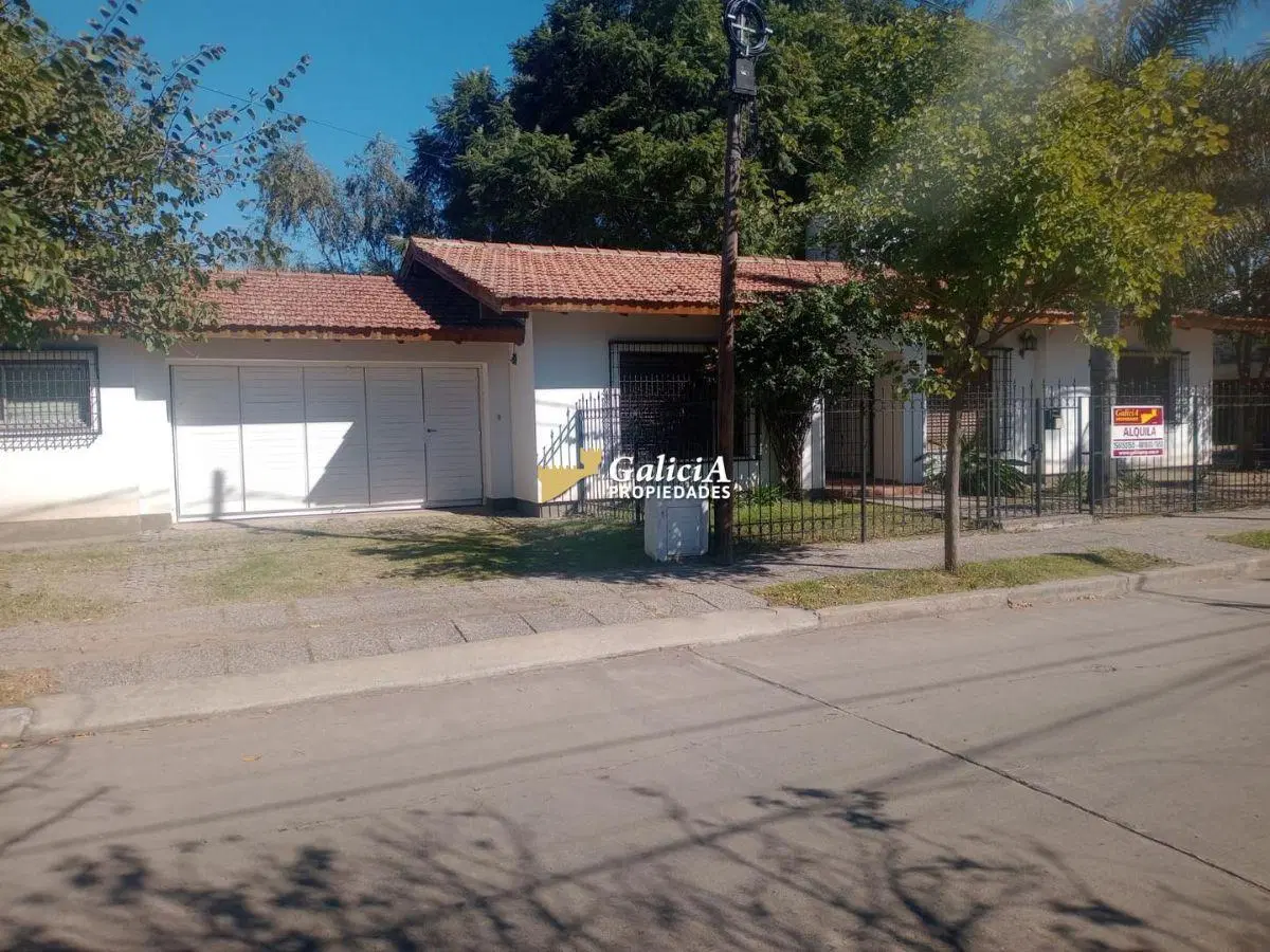 Casa en Alquiler - Bº Granja de Funes - 3 Dorm, Pileta, Quincho con Asador y Jardin 2