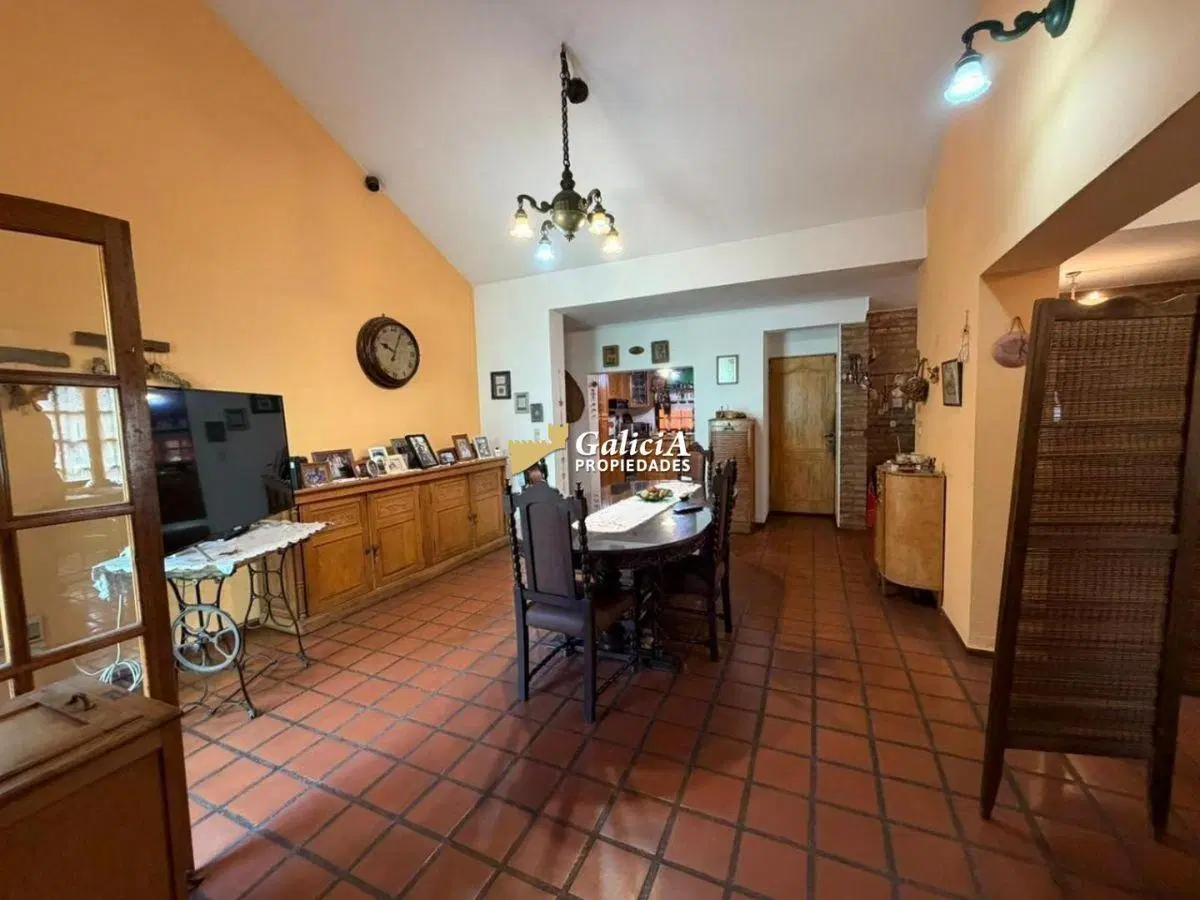 Casa en Venta - Bº Villa Belgrano – 4 Dorm., Pileta y gran lote 2