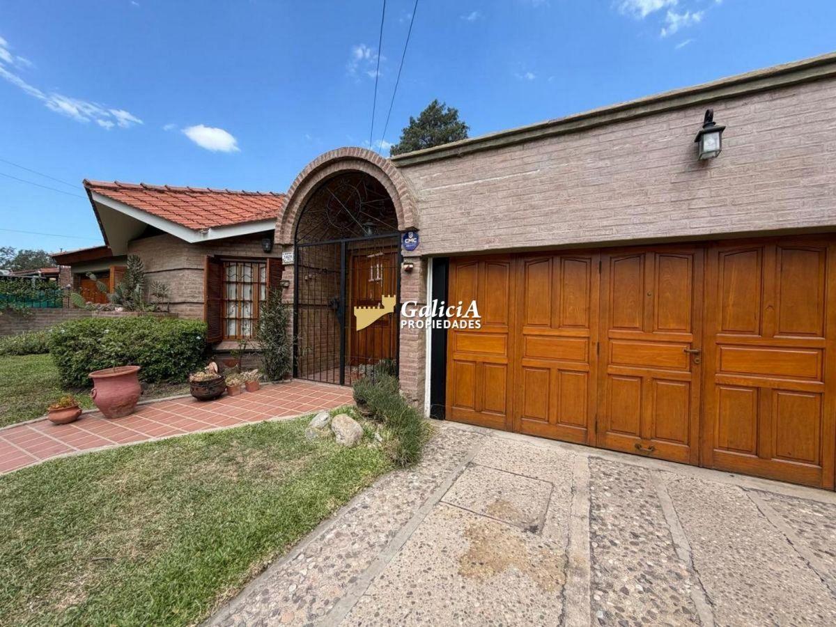 Casa en Alquiler en Villa Belgrano – 4 Dorm., Pileta y gran lote