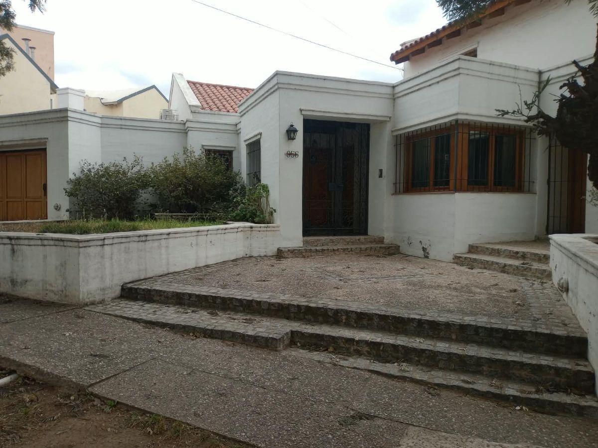 Casa Estilo Colonial - Bº Urca (a una cuadra del Club Tablada) - 3 dorm, escrito, dep serv