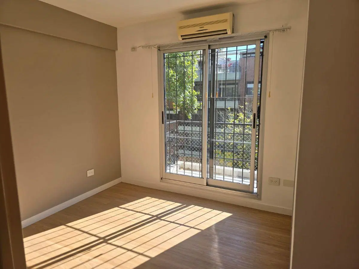 2 Ambientes, Inmejorable Ubicación y Excelente Estado, Superluminoso, Balcón, Cocina Separada, AA.. 3