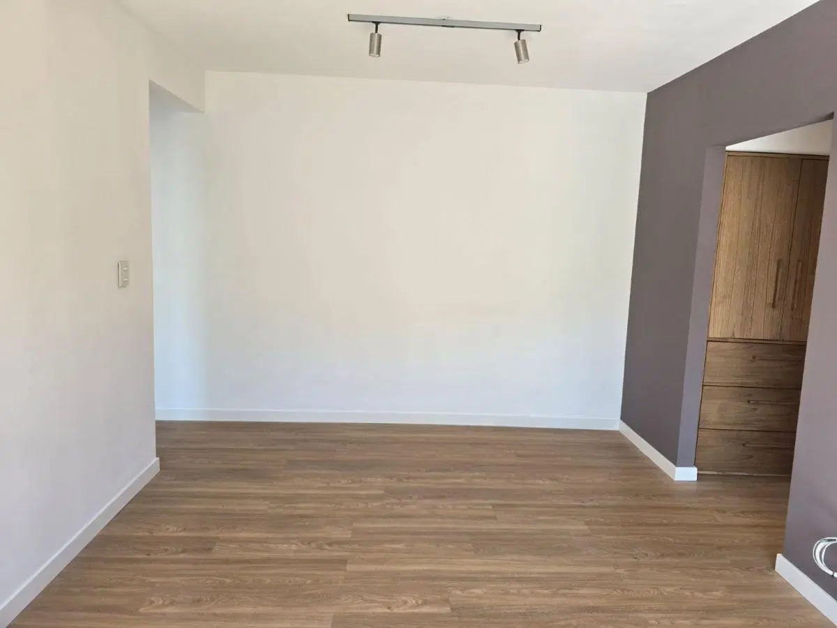 2 Ambientes, Inmejorable Ubicación y Excelente Estado, Superluminoso, Balcón, Cocina Separada, AA.. 2