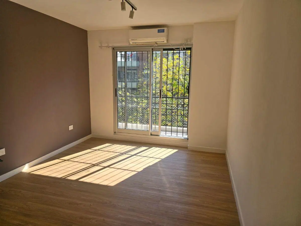 2 Ambientes, Inmejorable Ubicación y Excelente Estado, Superluminoso, Balcón, Cocina Separada, AA.. 4