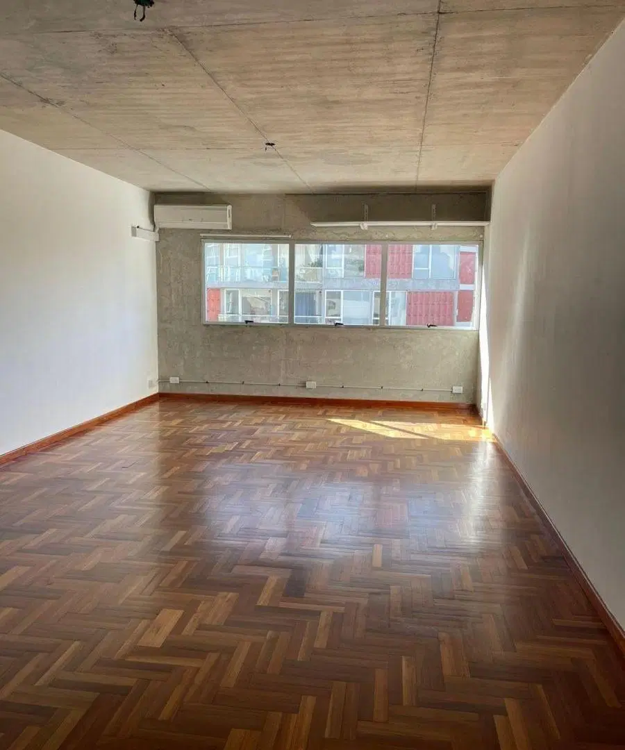 Amplia oficina divisible al frente, Inmejorable Ubicación y Estado, AA. Frío/Calor, Pisos de parquet 1