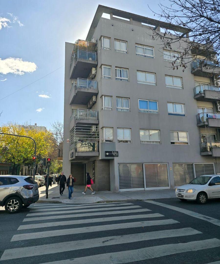 2 Amb., Inmejorable Ubicación, cerca del Parque Centenario, Muy Buen Estado, Superluminoso, Balcón