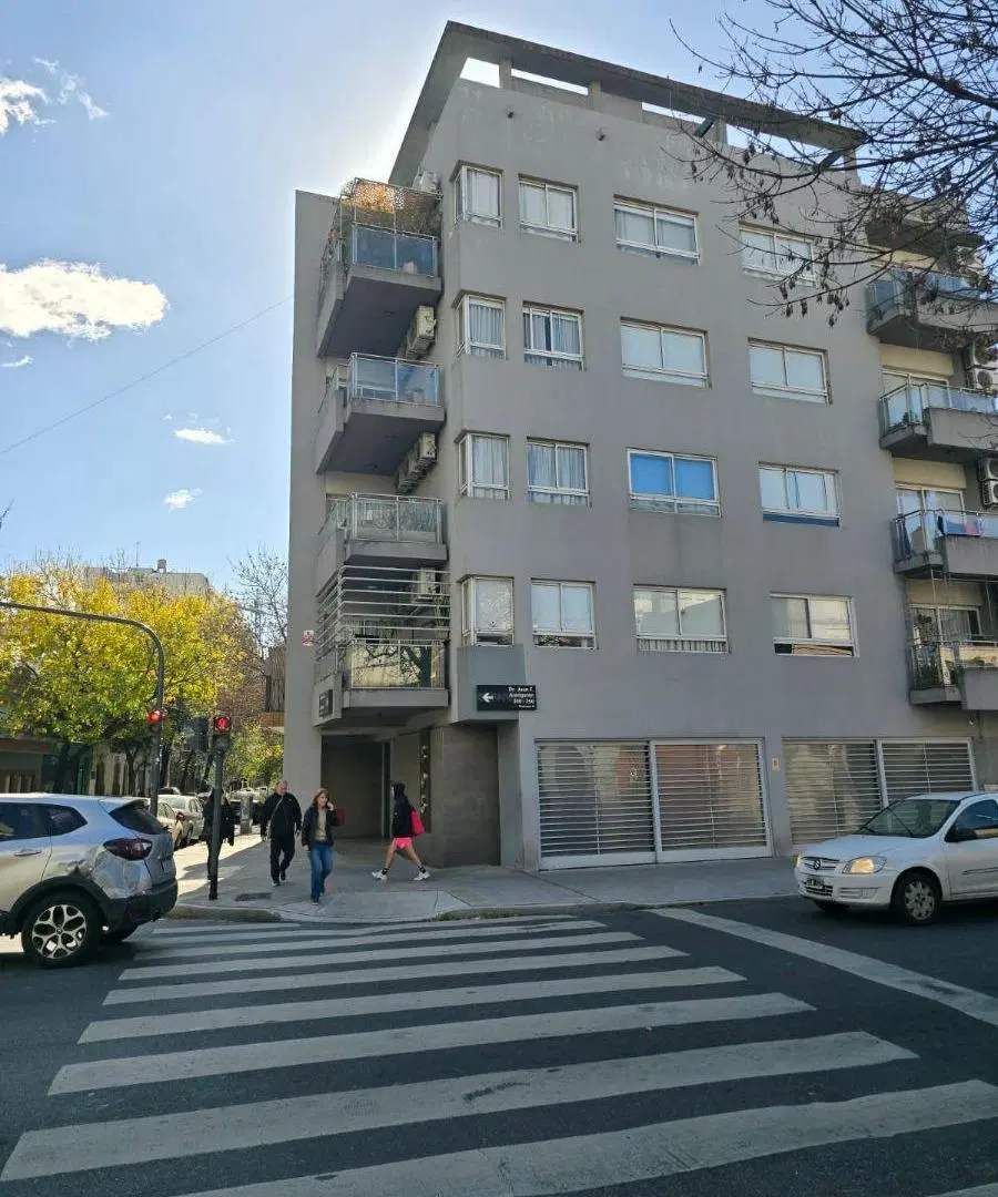 2 Amb., Inmejorable Ubicación, cerca del Parque Centenario, Muy Buen Estado, Superluminoso, Balcón 2