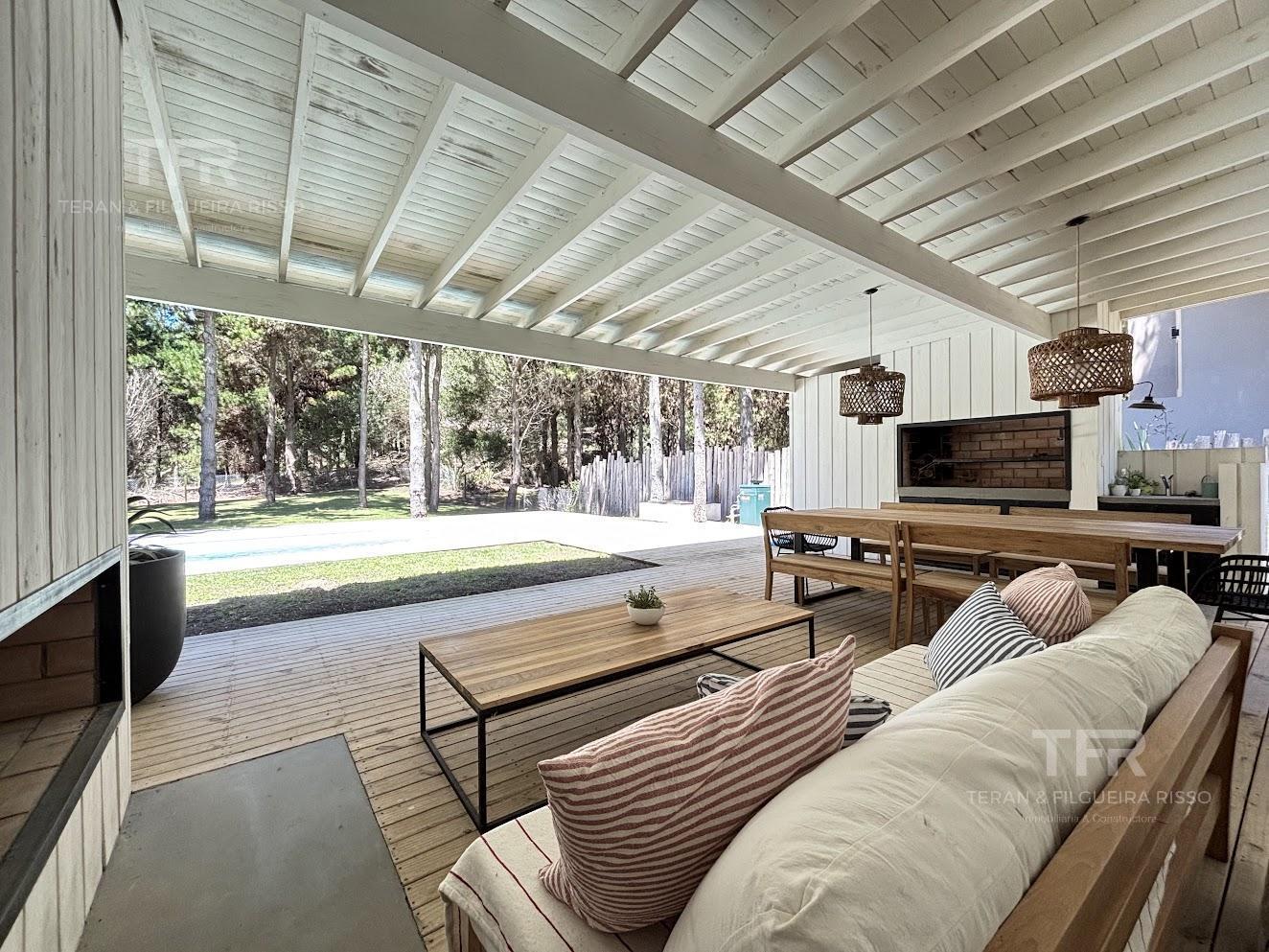 Casa de verano con pileta y parrilla en Costa Esmeralda – Barrio Residencial 2