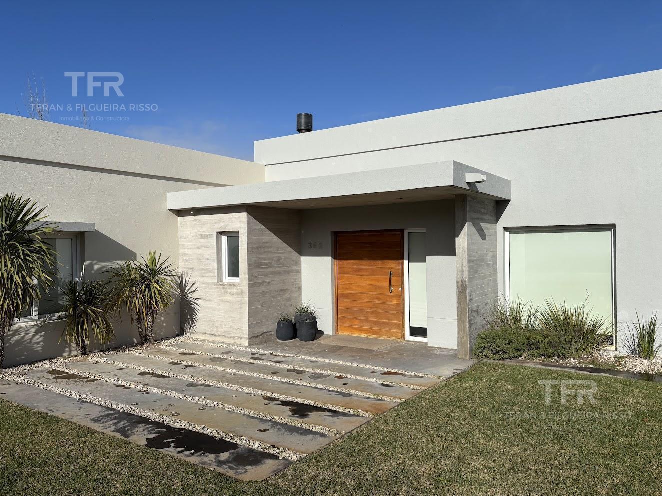 Foto de Casa Alquiler Barrio Ecuestre Costa Esmeralda - Fondo a la laguna, imagen 3