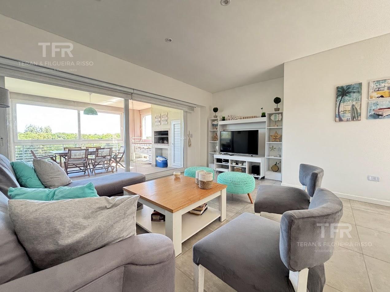 Departamento en Alquiler Al Golf 19 Costa Esmeralda - primer piso - balcón con cerramiento