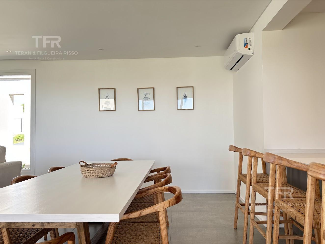 Foto de Alquiler Casa Moderna en Costa Esmeralda – Una Planta y Gran Jardín, imagen 4