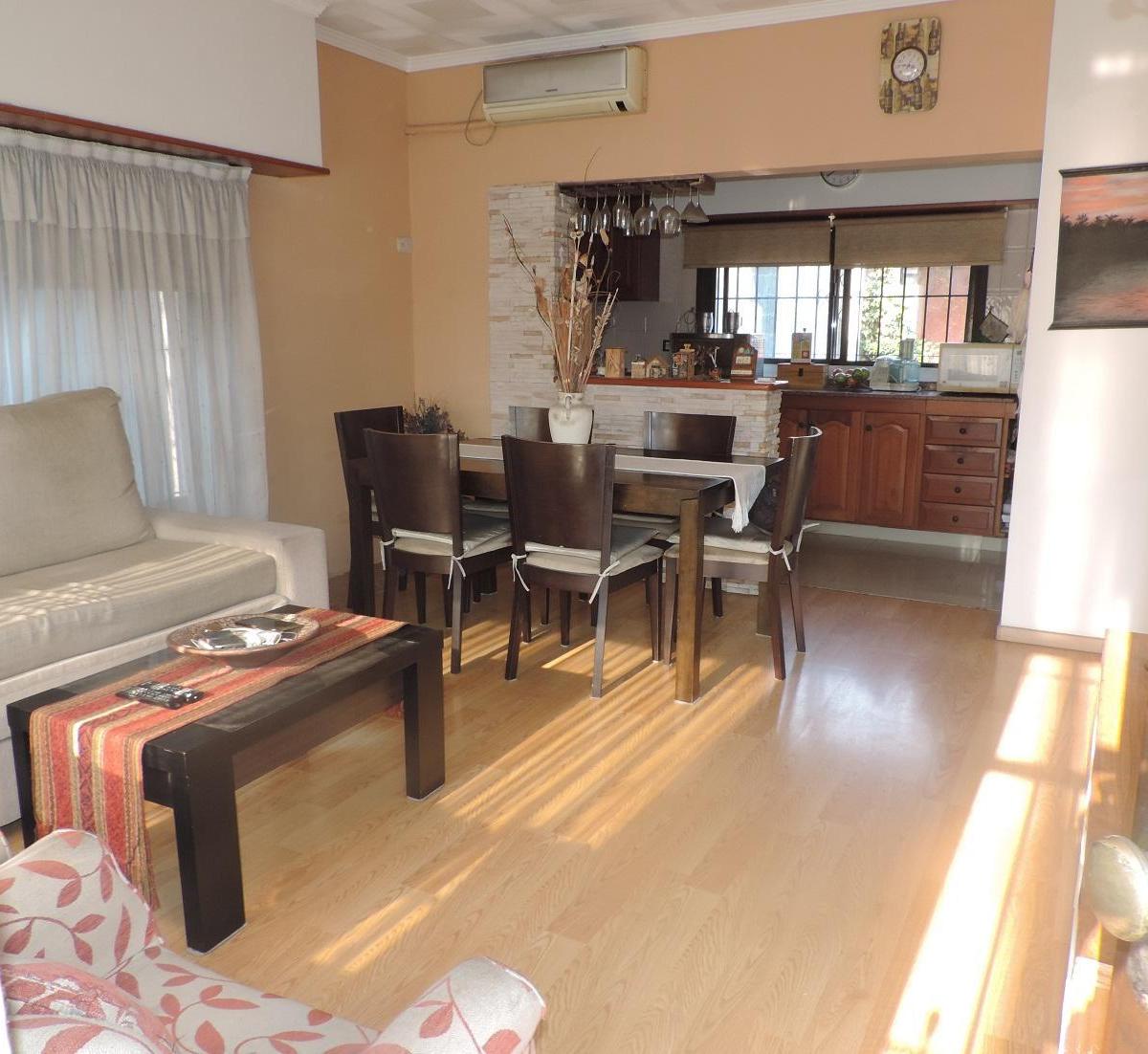 Wilde, (RETASADA) Hermosa casa, 2 dor. Comedor, Cocina, Baño, patio, Quincho, gge.3 autos (PERMUTA)