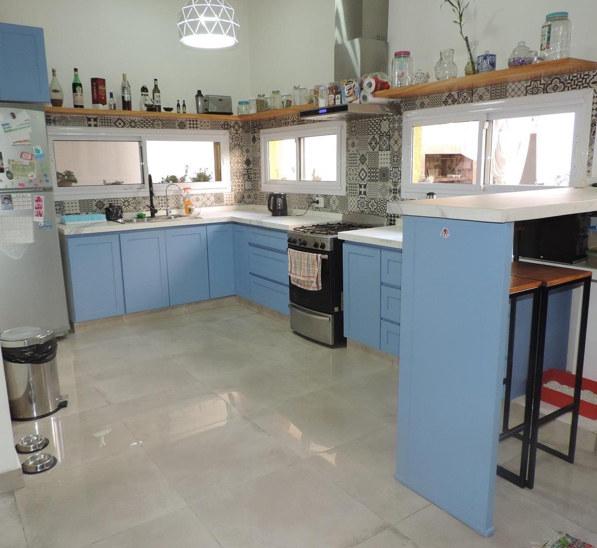 Wilde Centro, Excelente casa de 4 amb.,Gge, Parr. 4 Baños. NUEVA IMPECABLE