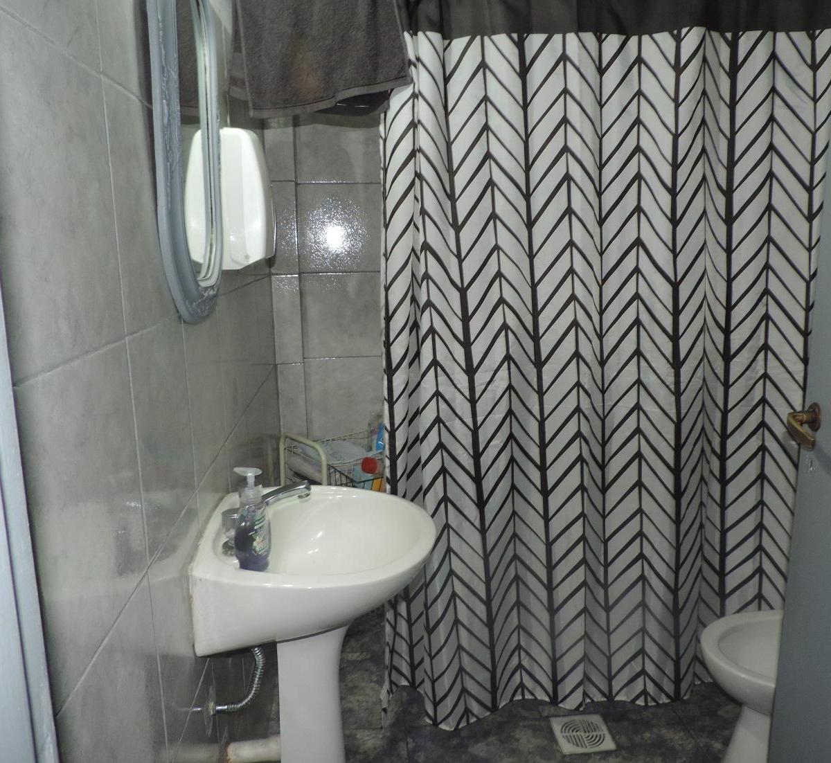 GRAN LOCAL en Venta, 239m2 en dos plantas, S/ Av.Mitre 4812 Avellaneda