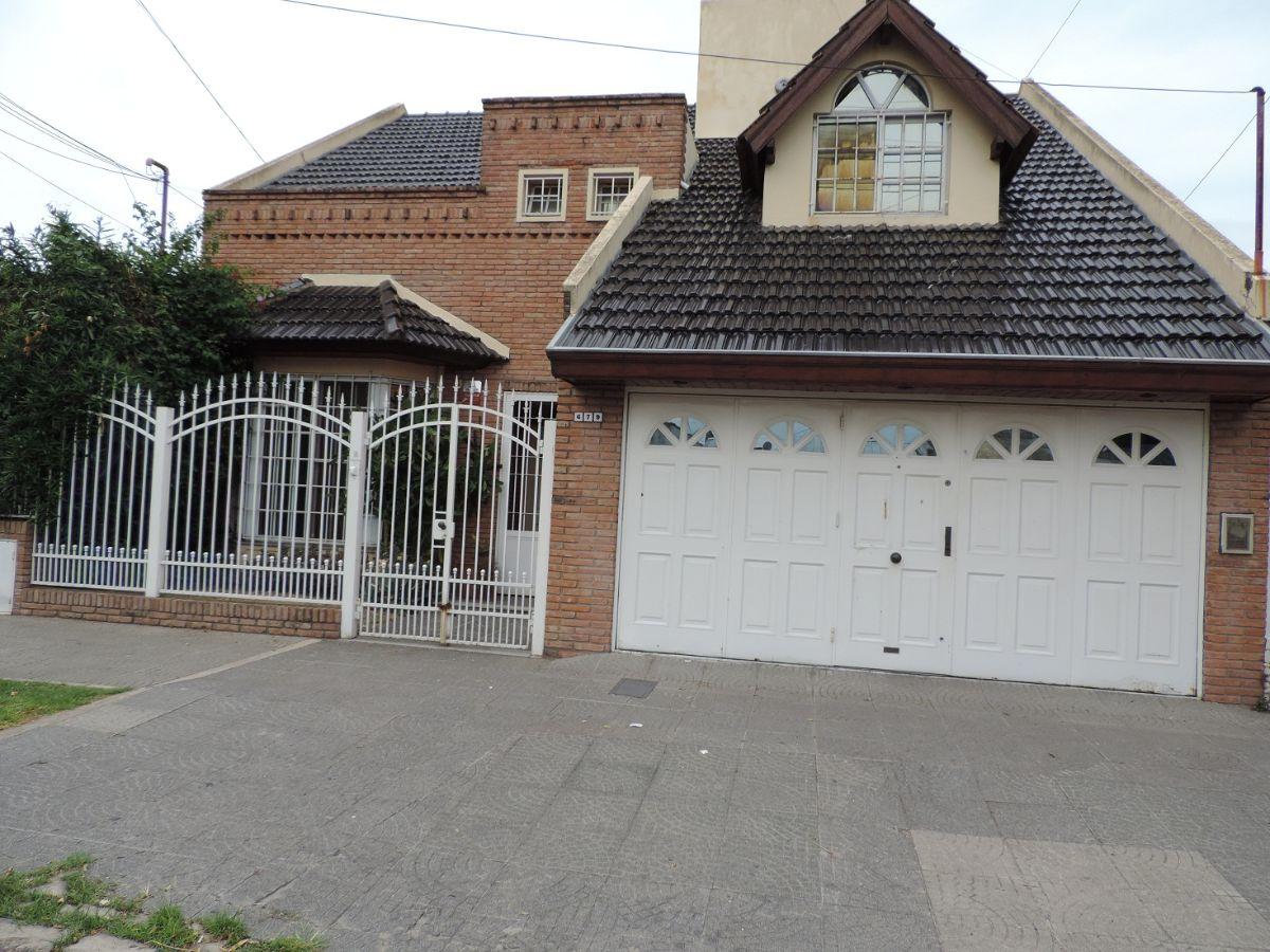 Excelente Chalet, 2 plantas, garage 2 autos, 4 dorm. 3 baños, parrilla, lote libre, terraza