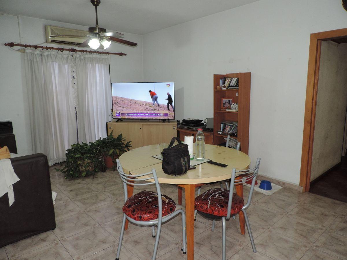 Wilde, Dpto. 4 amb. 3 dor. con placares, Living Comedor, lavadero, cocina separada.