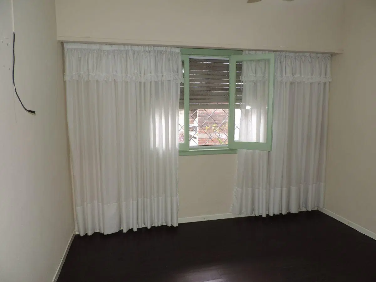 Casa P.H, al frente, Comedor; 2 Dor; Cocina; ; Baño a estrenar, Lav. Jardin; Lote libre; 2 Patios 5