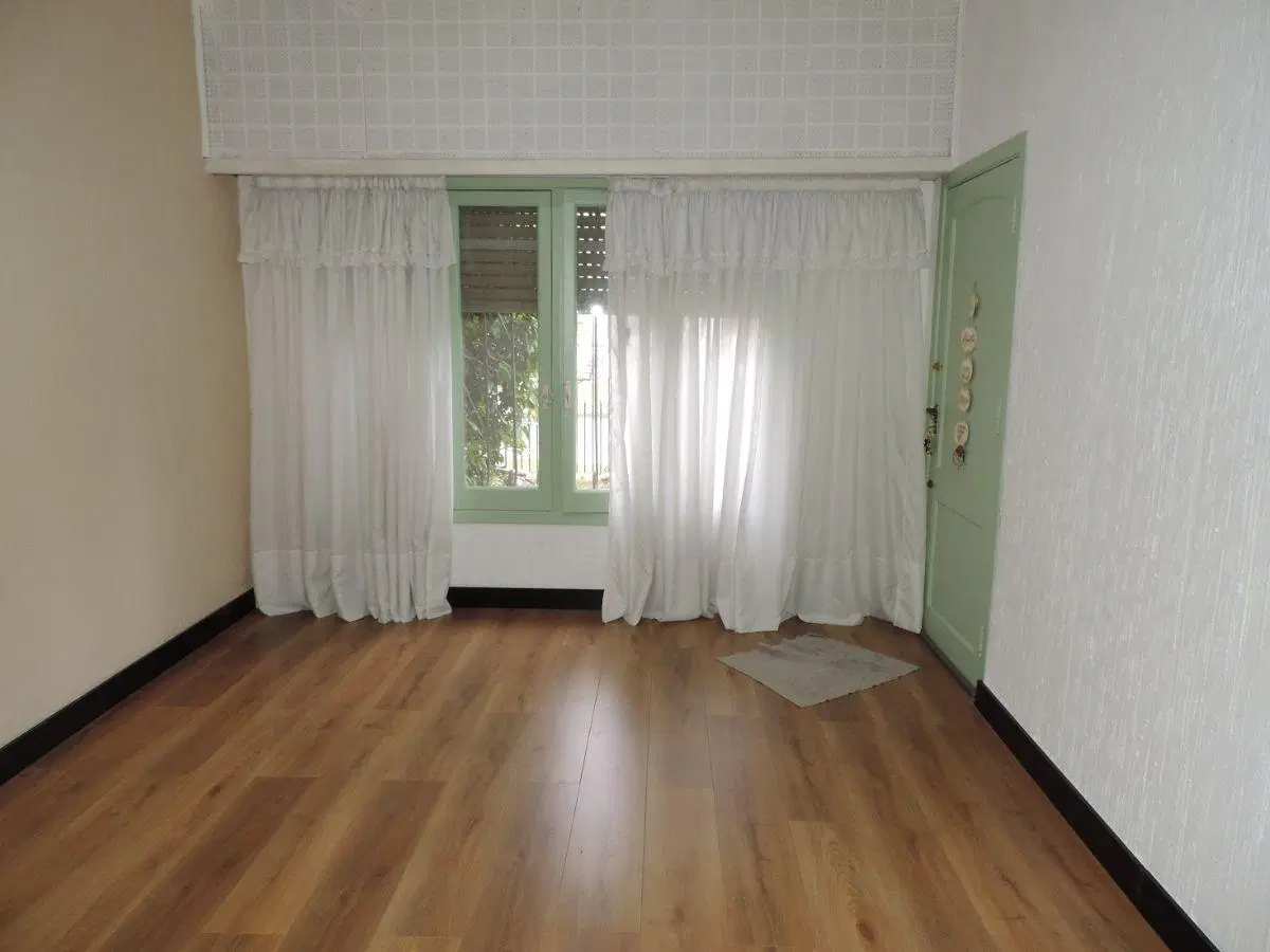 Casa P.H, al frente, Comedor; 2 Dor; Cocina; ; Baño a estrenar, Lav. Jardin; Lote libre; 2 Patios 3