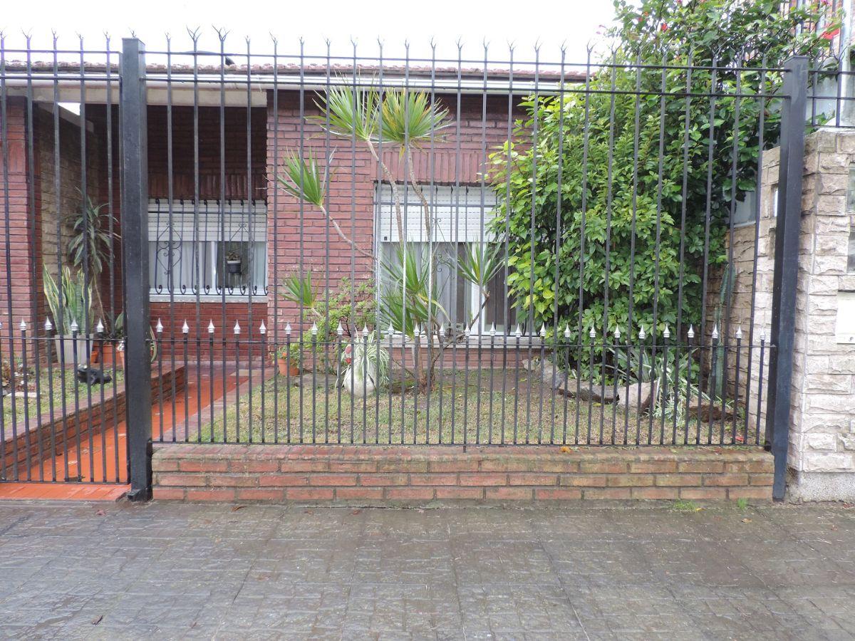 Casa P.H, al frente, Comedor; 2 Dor; Cocina; ; Baño a estrenar, Lav. Jardin; Lote libre; 2 Patios