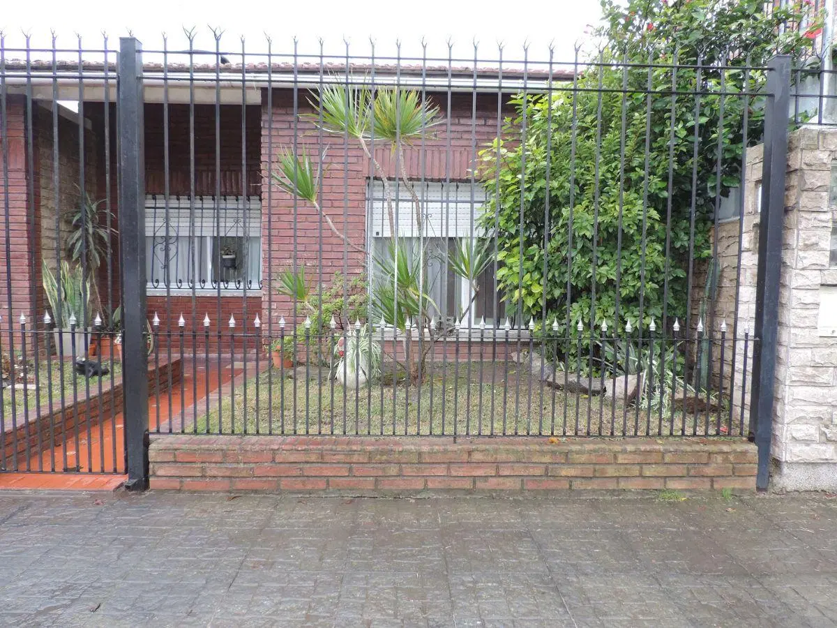 Casa P.H, al frente, Comedor; 2 Dor; Cocina; ; Baño a estrenar, Lav. Jardin; Lote libre; 2 Patios 8