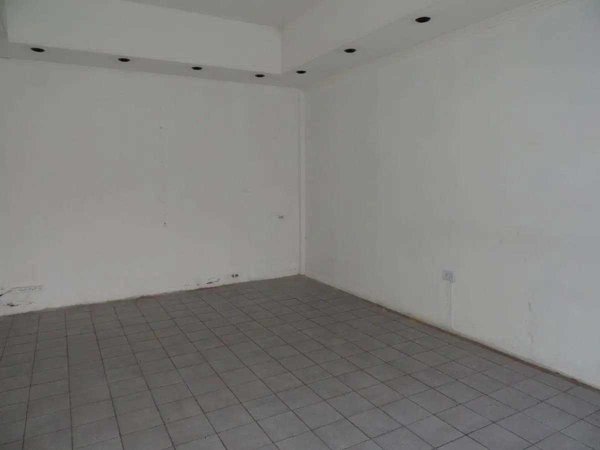 Wilde, Local comercial de 3,65 x 5, todo el frente vidriado, puerta de blindex, baños en galeria 2