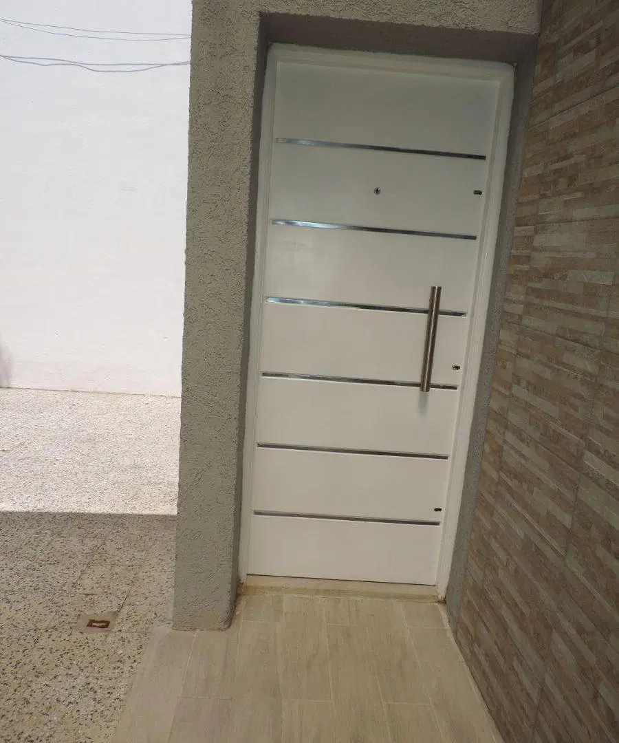 Bernal, casa reciclada todo nuevo, 2 cocheras, lote libre, 80m2 cub. lote 242m2, 2 cocheras 8