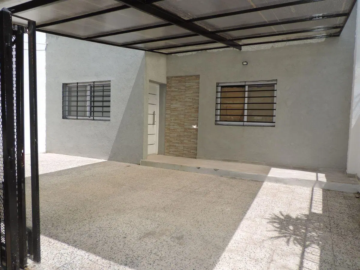Bernal, casa reciclada todo nuevo, 2 cocheras, lote libre, 80m2 cub. lote 242m2, 2 cocheras 3