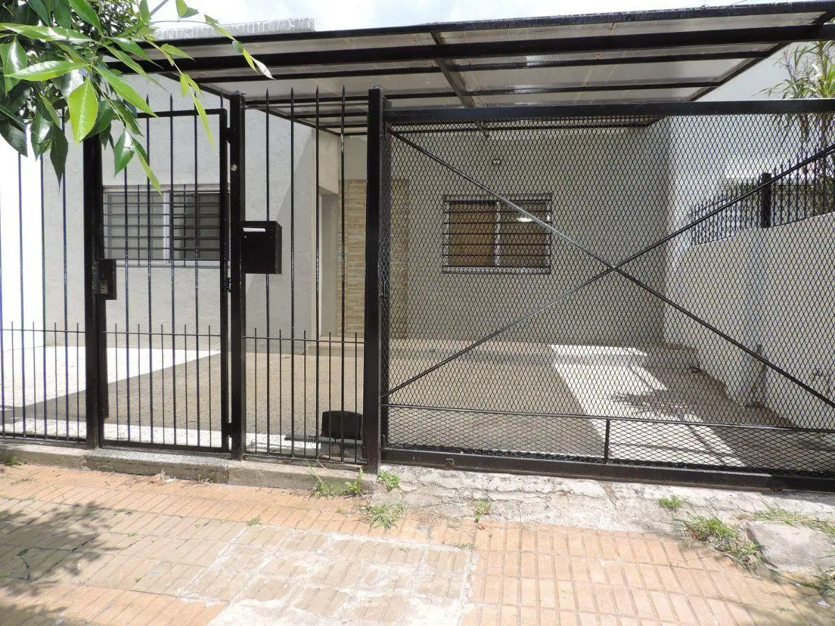 Bernal, casa reciclada todo nuevo, 2 cocheras, lote libre, 80m2 cub. lote 242m2, 2 cocheras 2
