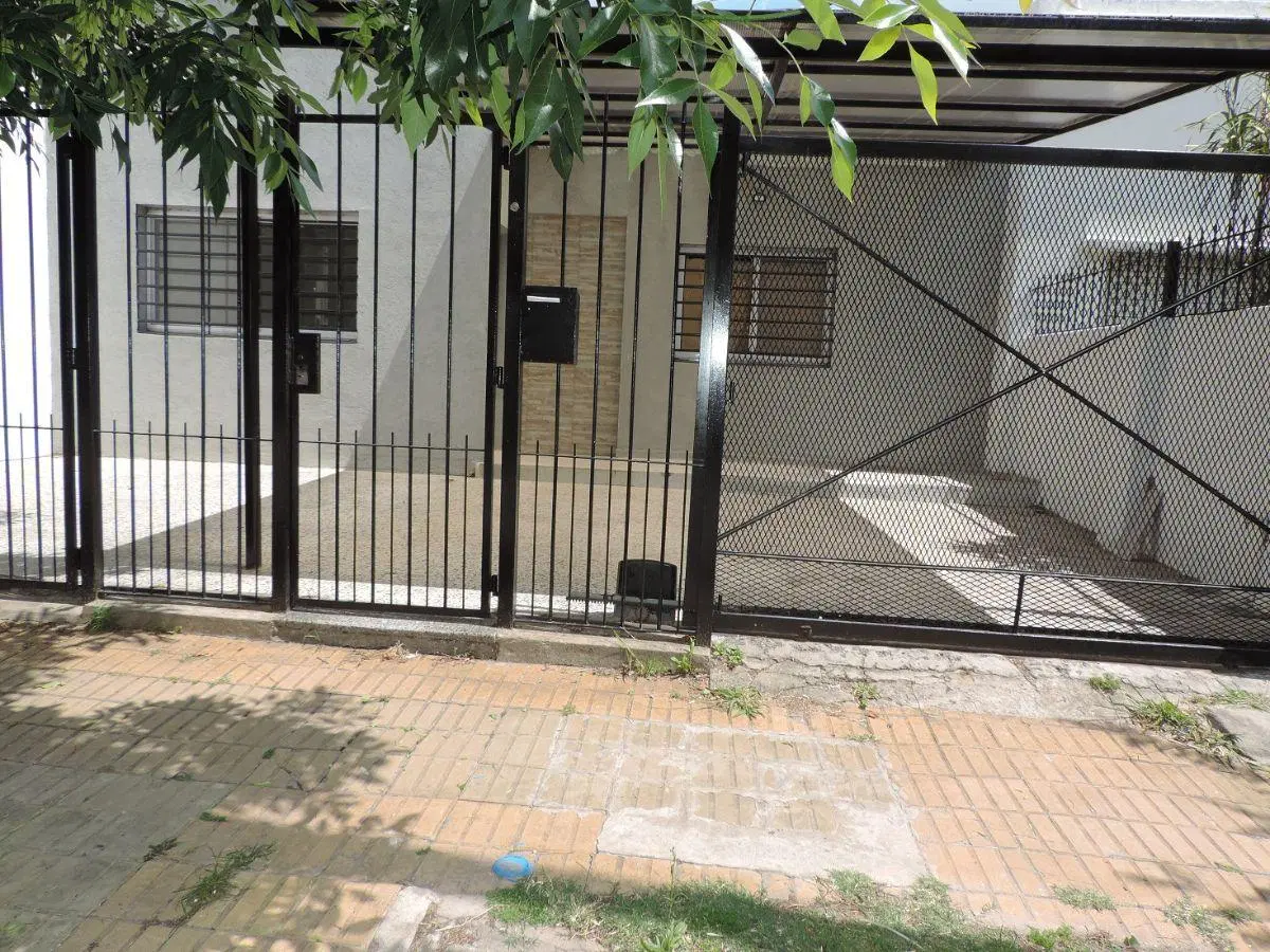 Bernal, casa reciclada todo nuevo, 2 cocheras, lote libre, 80m2 cub. lote 242m2, 2 cocheras 5