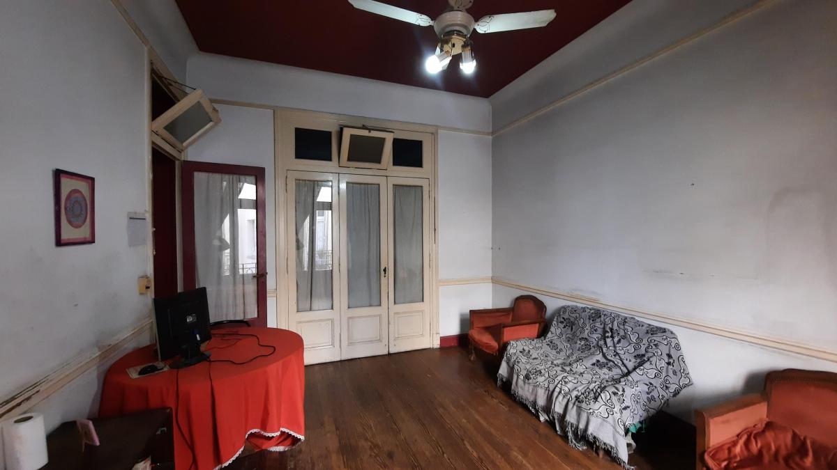 Semipiso de 6 Ambientes en Edificio de Estilo con Vista a Amplio Patio Central 1