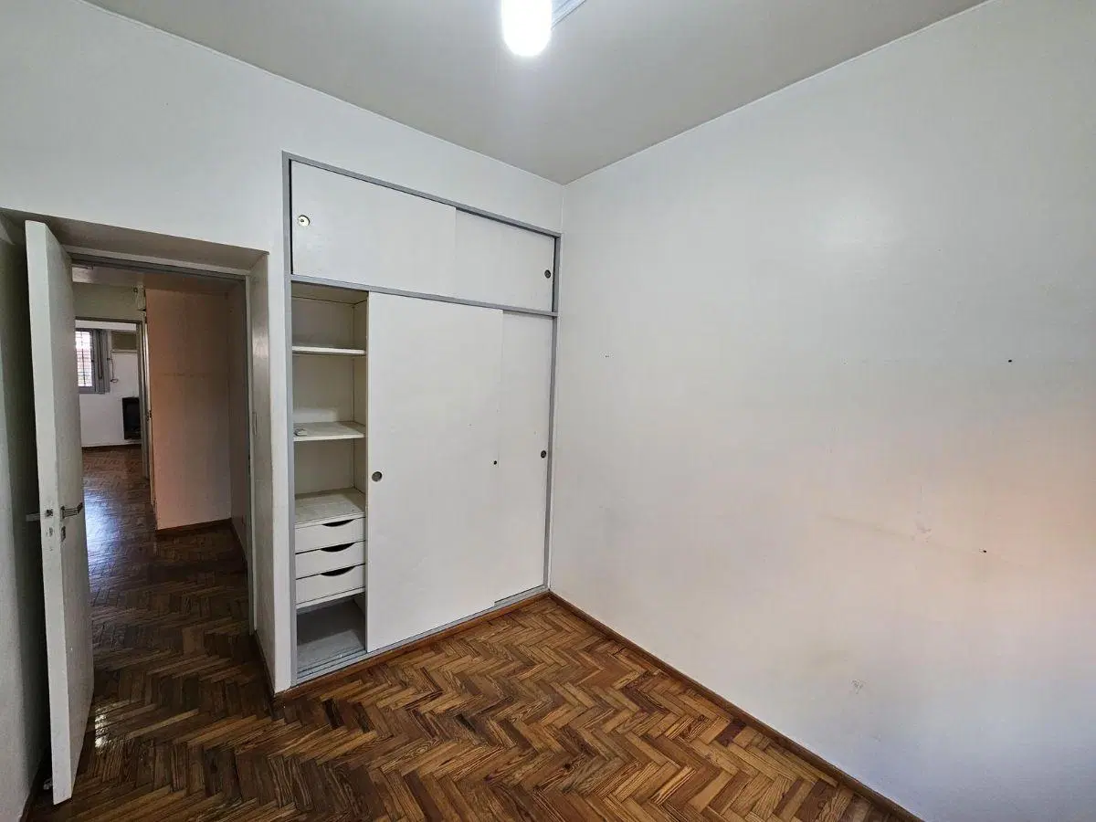 Venta Casa 4 ambientes c/ terraza y quincho + Galpón + Local - Superficie terreno 360 m2. Mataderos. 4