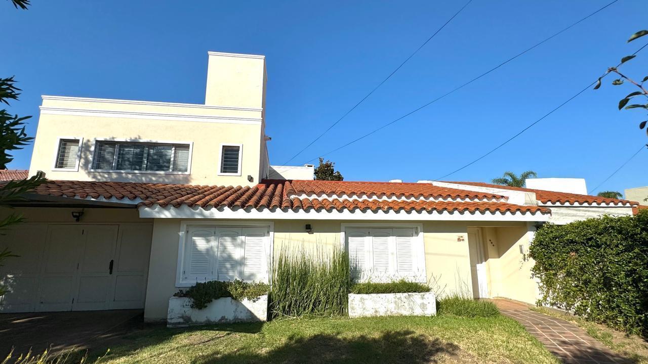 Casa amplia de 5 dormitorios EN VENTA, en Cerro de las Rosas, Zona Norte