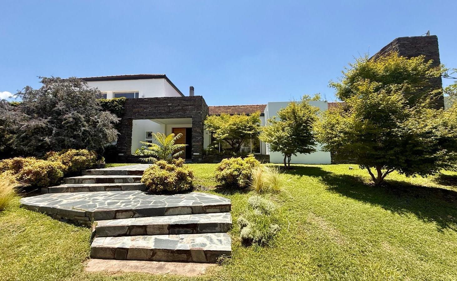 Casa en PB en lote central esquina EN VENTA en Altos del Chateau, Zona Norte