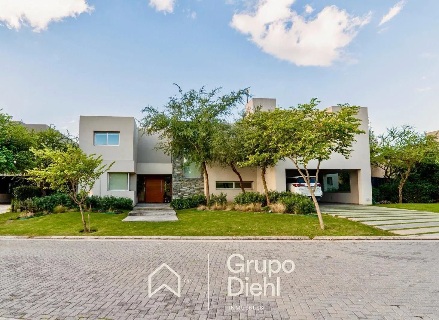 Exclusiva Casa Familiar en Santina Norte • Macrolote 1.200 m² 2