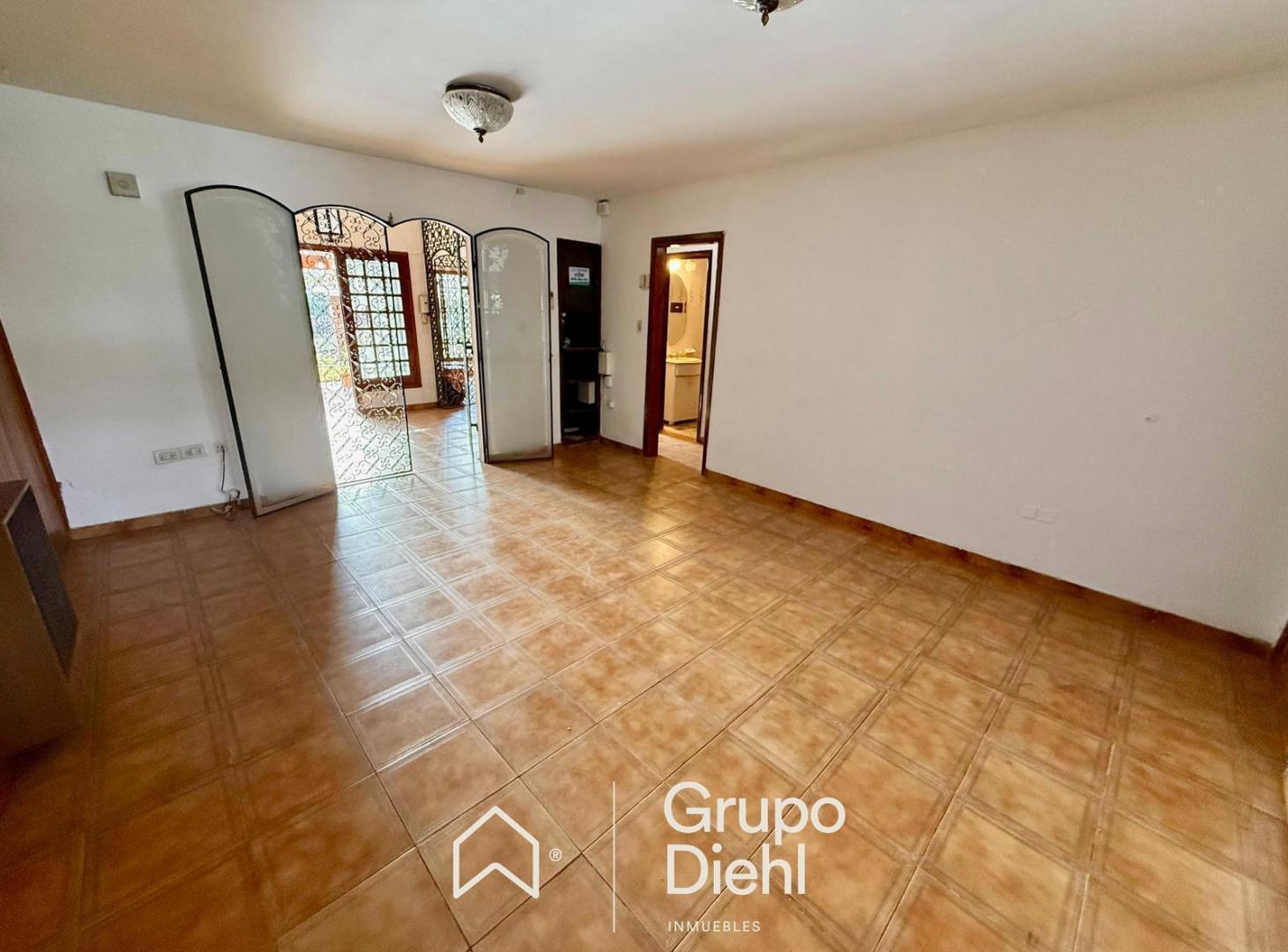 Foto de Una casa con potencial comercial: a mts. de Martinolli y Núñez., imagen 5