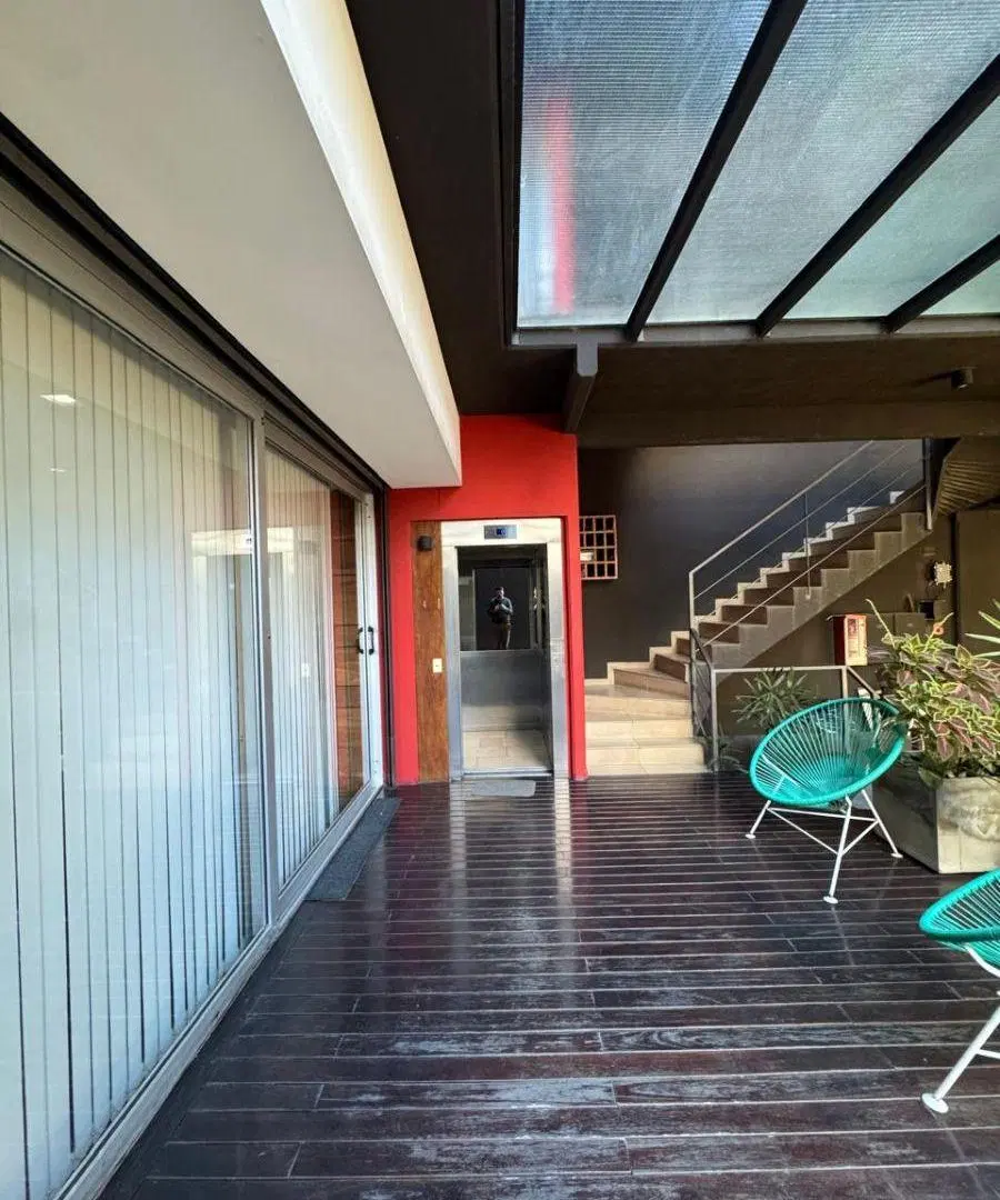¡IMPECABLE OPORTUNIDAD! DEPTO 2 AMBIENTES en DÚPLEX - CASTELAR CENTRO 1