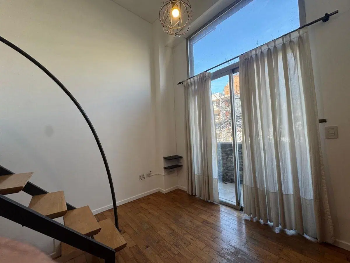 ¡IMPECABLE OPORTUNIDAD! DEPTO 2 AMBIENTES en DÚPLEX - CASTELAR CENTRO 2
