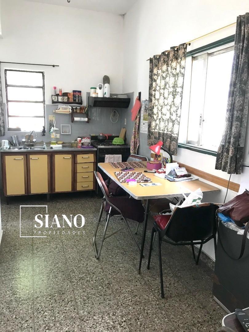 Casa c/ techo de losa, sobre Lote 8,66 X 27,70 mts.-