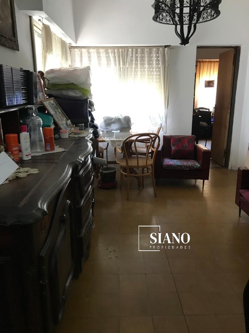 Casa c/ techo de losa, sobre Lote 8,66 X 27,70 mts.-