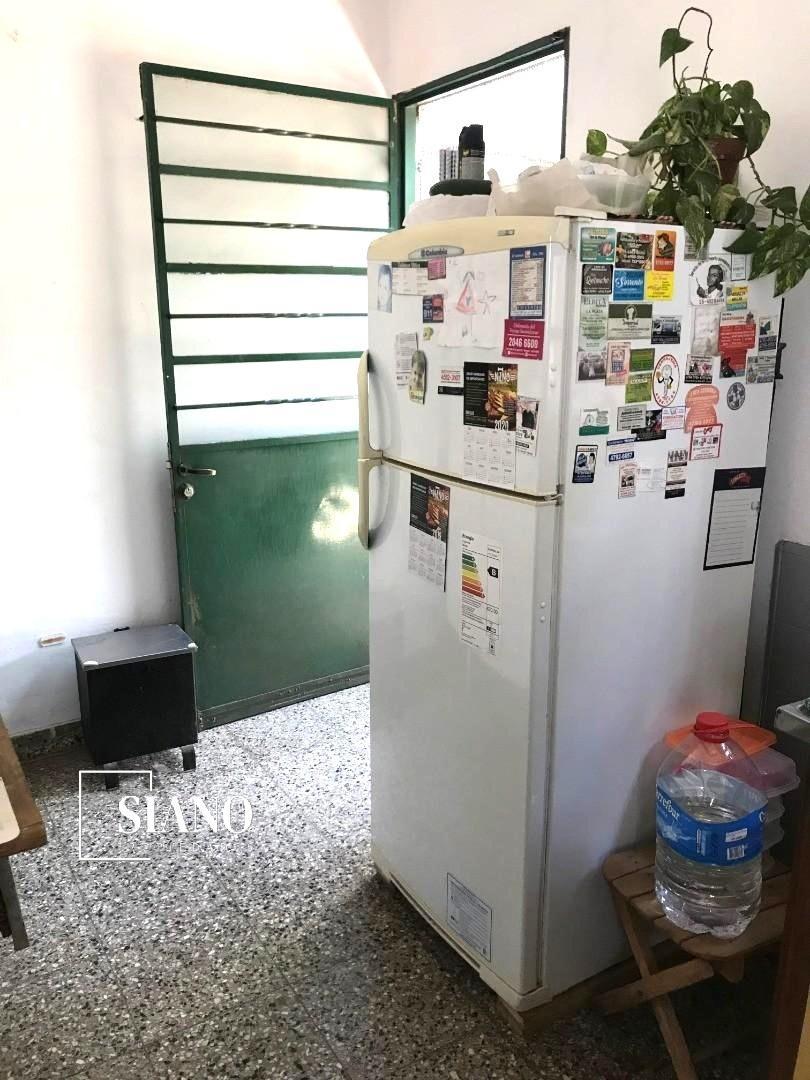 Casa c/ techo de losa, sobre Lote 8,66 X 27,70 mts.-