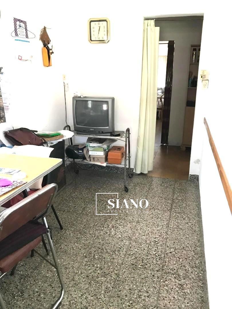 Casa c/ techo de losa, sobre Lote 8,66 X 27,70 mts.-