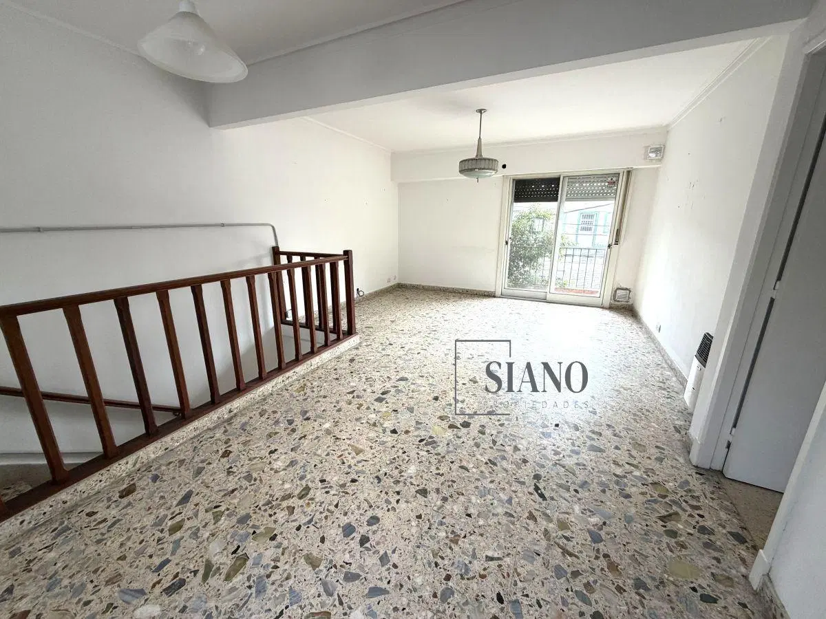 MUY LUMINOSO PH en 1º Piso por escalera. Sin expensas.- 3