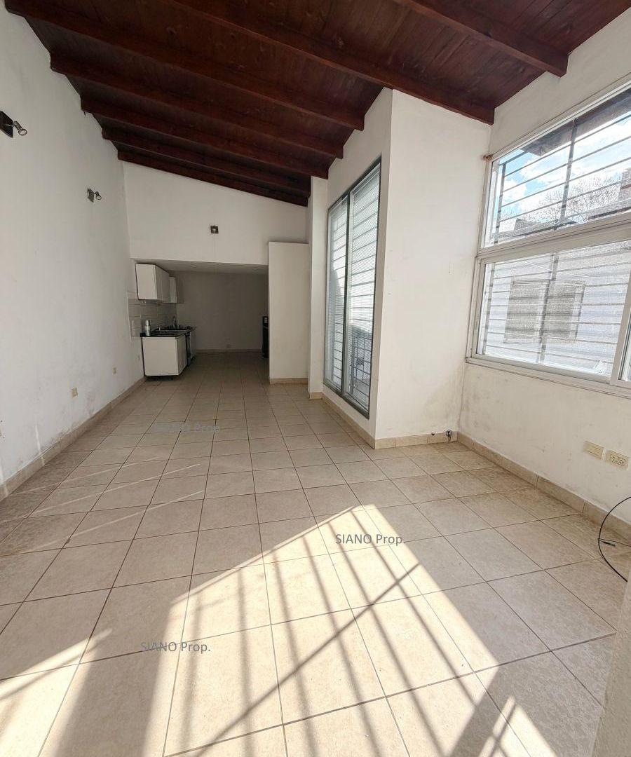 Foto de Casa con Gran Jardín al frente.-, imagen 1