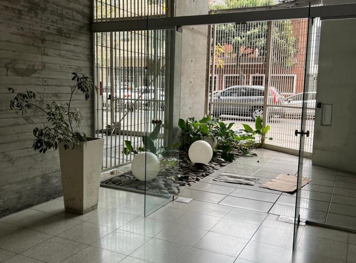 Alquilo excelente departamento monoambiente con balcon piso 8 5