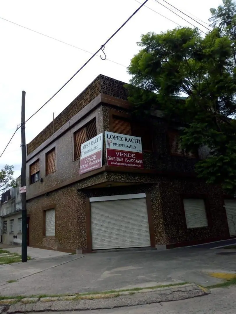LOCAL MUY AMPLIO EN ESQUINA Y 3 DEPTOS. VENTA EN BLOCK BANFI 4