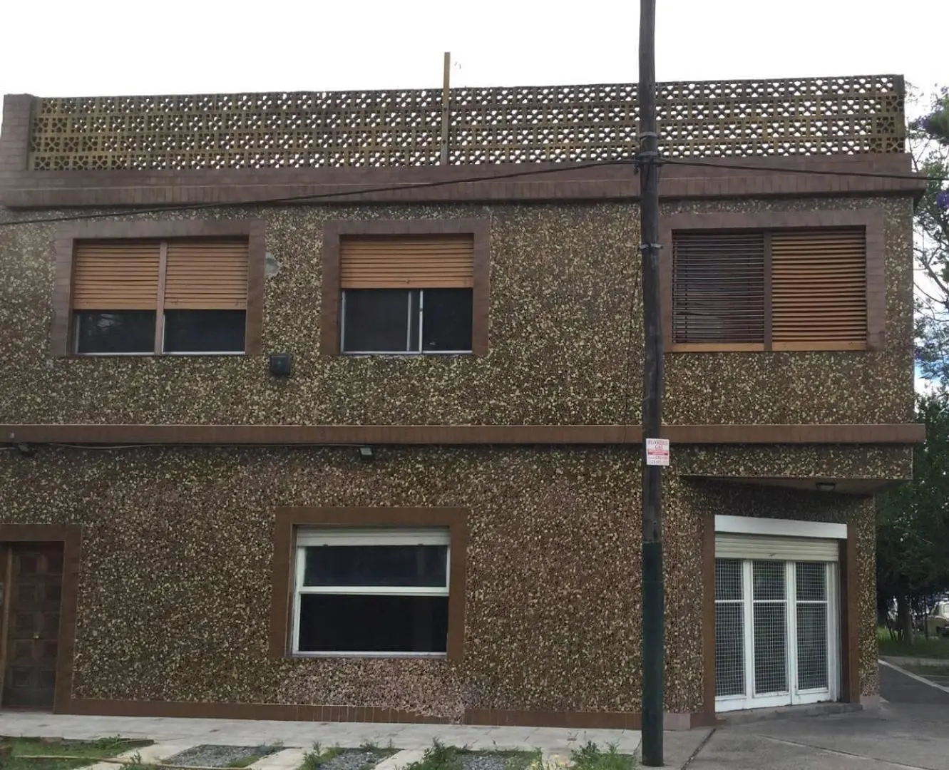 LOCAL MUY AMPLIO EN ESQUINA Y 3 DEPTOS. VENTA EN BLOCK BANFI 5
