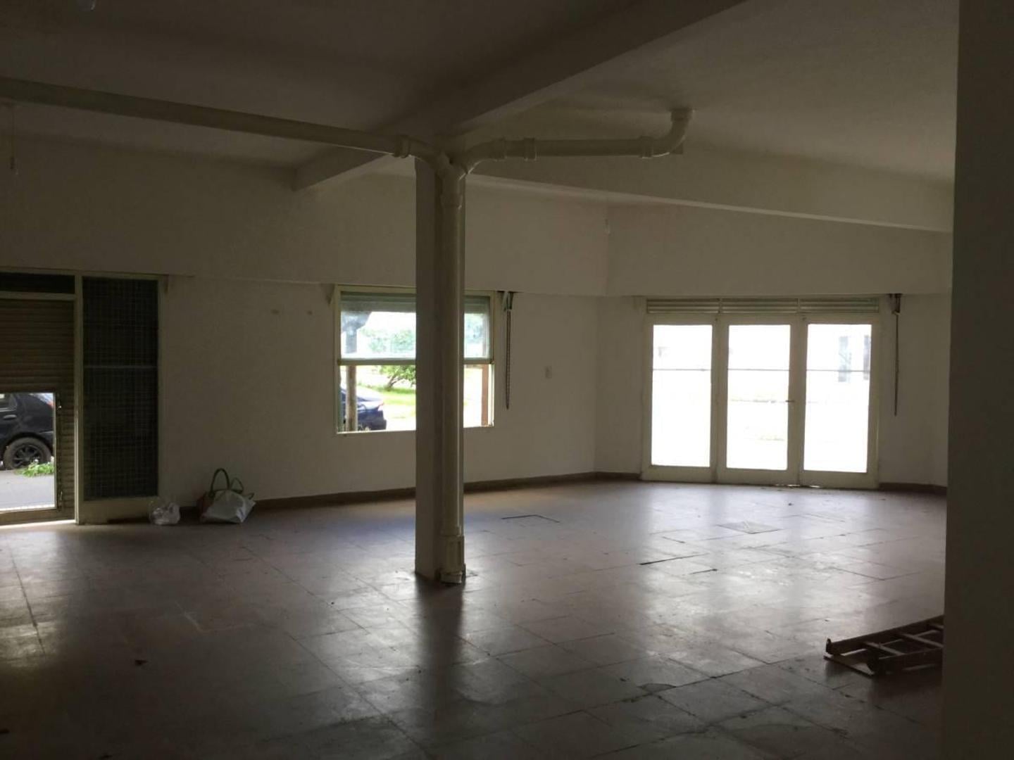 Foto de LOCAL MUY AMPLIO EN ESQUINA Y 3 DEPTOS. VENTA EN BLOCK BANFI, imagen 2