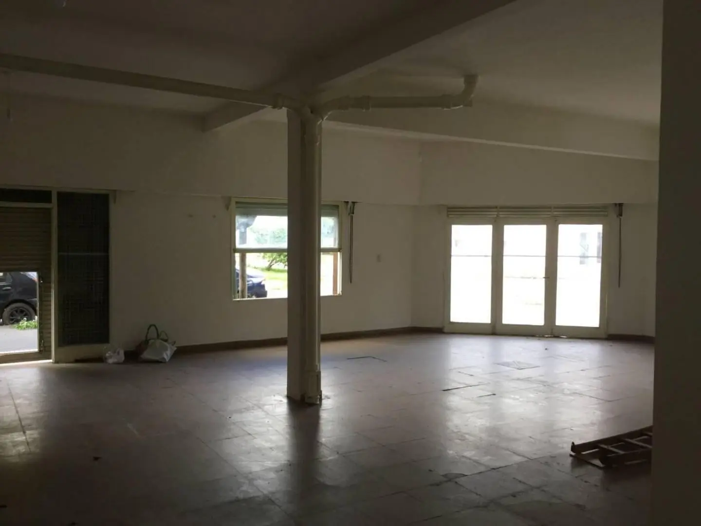 LOCAL MUY AMPLIO EN ESQUINA Y 3 DEPTOS. VENTA EN BLOCK BANFI 2