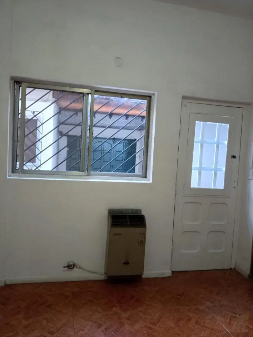 Alquiler casa de 3 amb. al frente Banfield Oeste. 4