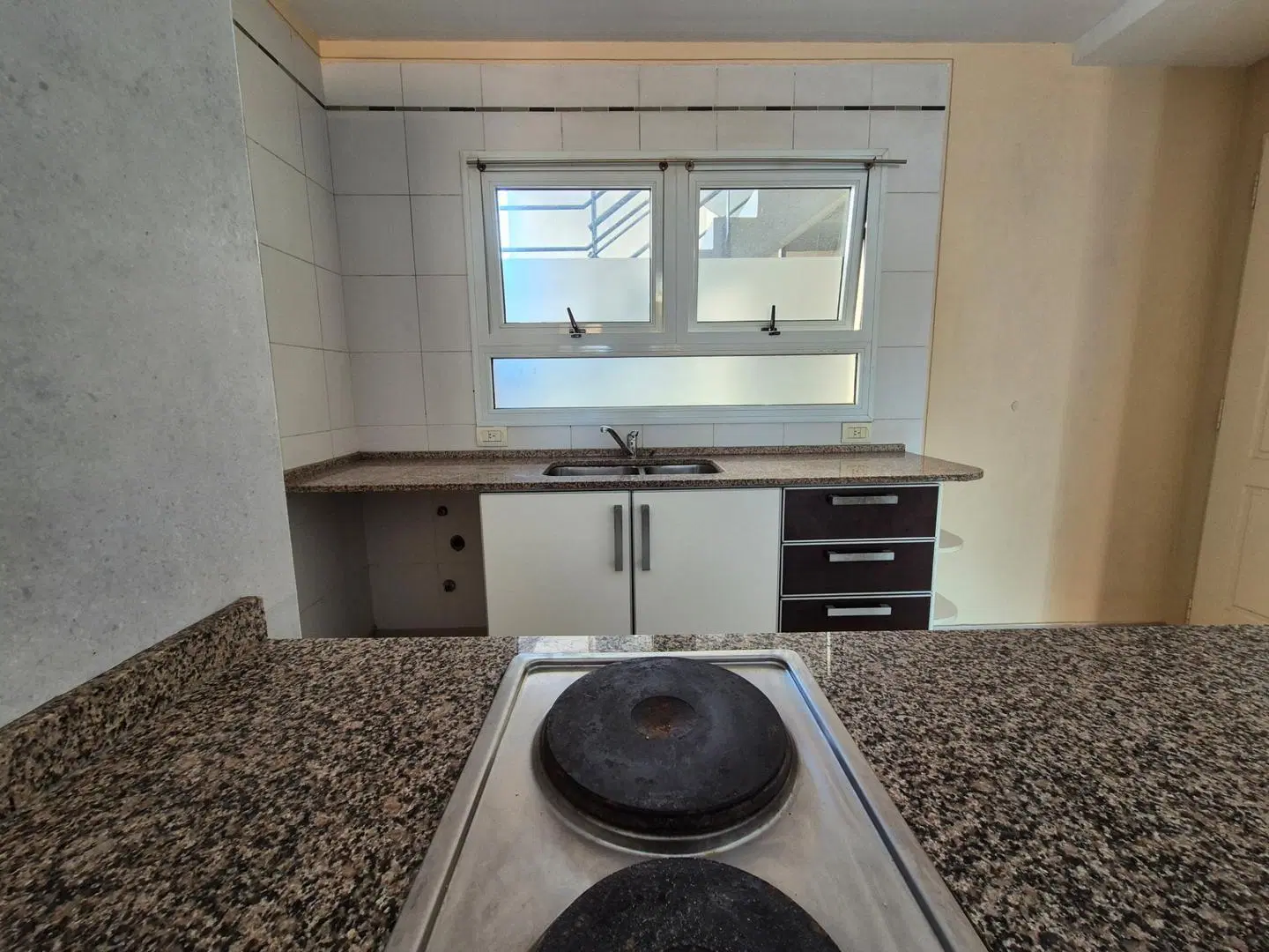 Alquiler monoambiente amplio, balcón y cochera en Lanusita. 2