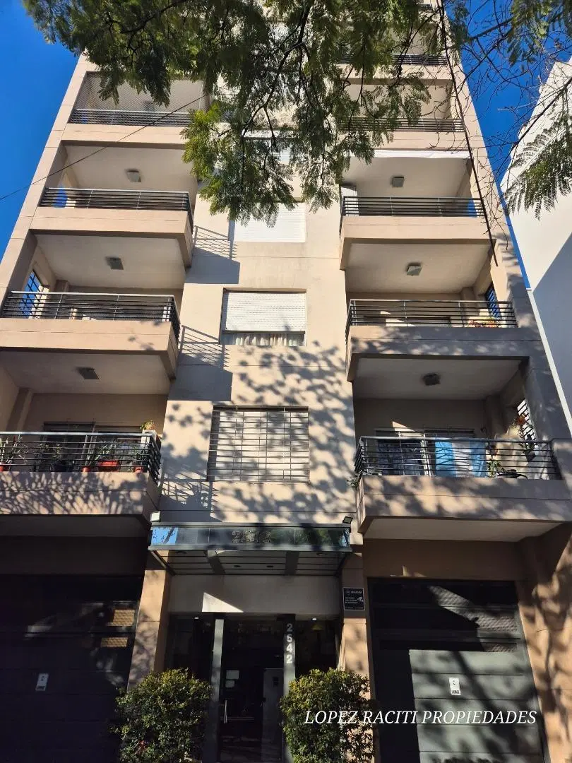 Alquiler monoambiente amplio, balcón y cochera en Lanusita. 1